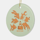 Wegkegels en oranje goudvissen keramisch ornament (Links)