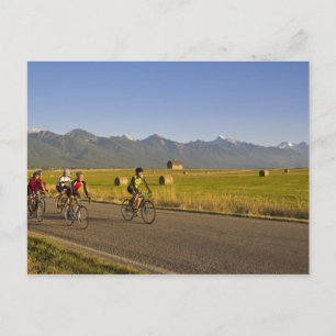 Wegwielrenners rijden over een landweggetje briefkaart