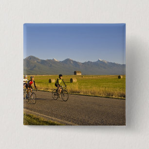 Wegwielrenners rijden over een landweggetje vierkante button 5,1 cm