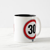 WEGWIJZER MET AANGEPASTE LEEFTIJD TWEEKLEURIGE KOFFIEMOK (Voorkant rechts)