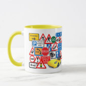 Wegwijzers en gele auto mok (Links)