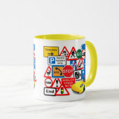 Wegwijzers en gele auto mok (Voorkant rechts)