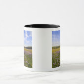Weide van penstemon-wildbloemen in de 2 mok (Midden)