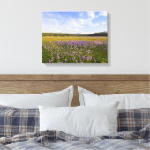 Weide van penstemon-wilde bloemen in de canvas afdruk (Insitu (Slaapkamer))