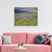 Weide van wilde bloemen in de Many glacier Canvas Afdruk (Insitu (Woonkamer))