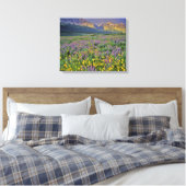Weide van wilde bloemen in de Many glacier Canvas Afdruk (Insitu (Slaapkamer))