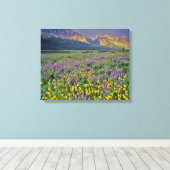 Weide van wilde bloemen in de Many glacier Canvas Afdruk (Insitu (Houten vloer))