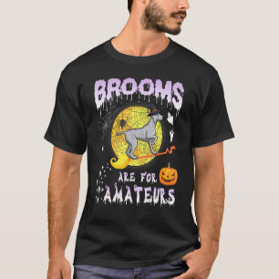Weimaraanse Heks Die Op Maanbezem Vliegt Is Voor A T-shirt