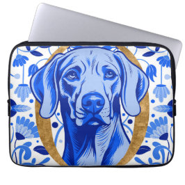 Weimaraner die door de letter "O" in Goud gluurt Laptop Sleeve