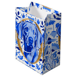 Weimaraner die door de letter "O" in Goud gluurt Medium Cadeauzakje