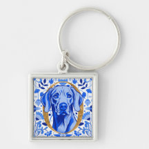 Weimaraner die door de letter "O" in Goud gluurt