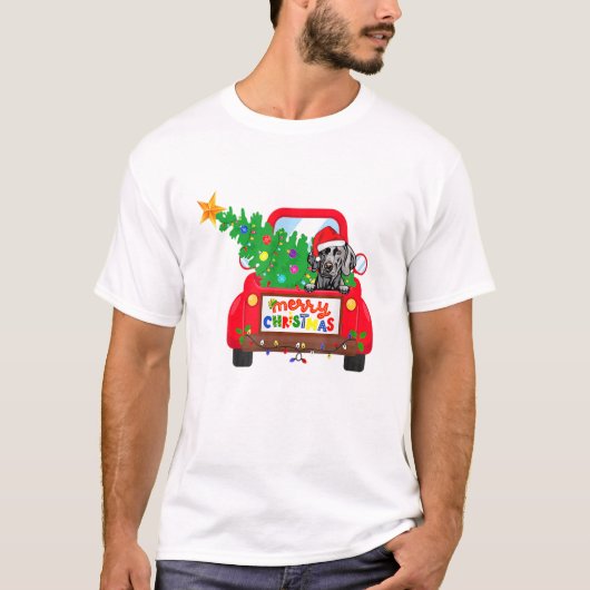 Weimaraner Dog Riding Red Truck Kerstfeestdag T-shirt (Voorkant)