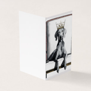 Weimaraner draagt een kroon zittend op een stoel kaart