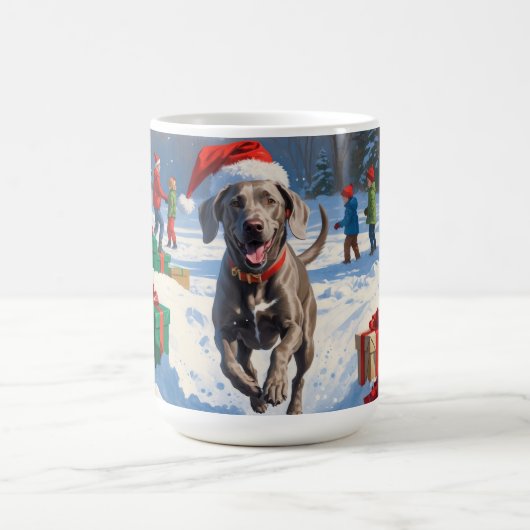 Weimaraner hardlopen in de sneeuw met kerstmuts koffiemok (Center)