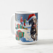 Weimaraner hardlopen in de sneeuw met kerstmuts koffiemok (Voorkant links)