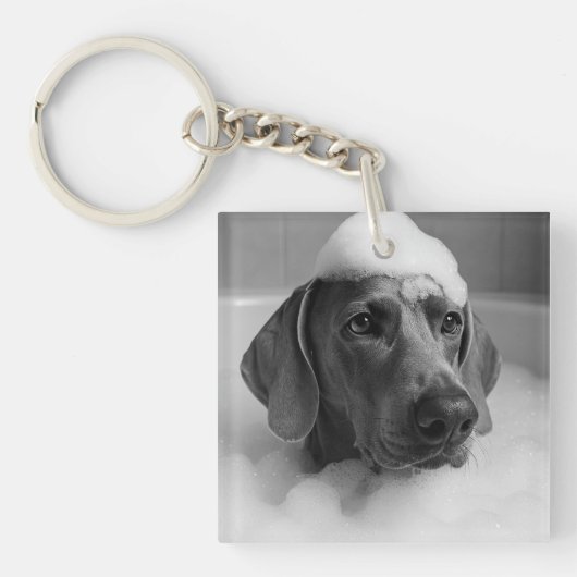Weimaraner in bad met bellen op zijn hoofd sleutelhanger (voorkant)
