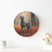 Weimaraner in herfstbladeren val inspireert grote klok (Huis)