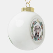 Weimaraner Kerstkrans Feestelijke Pup Keramische Bal Ornament (Links)