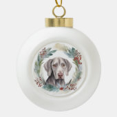 Weimaraner Kerstkrans Feestelijke Pup Keramische Bal Ornament (Voorkant)