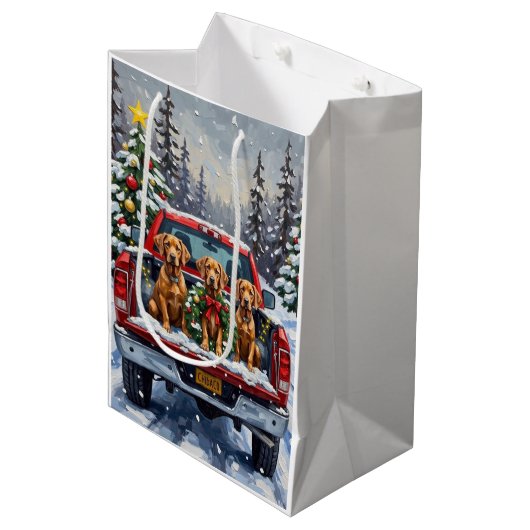 Weimaraner Kerstmis Rode Truck Winter Medium Cadeauzakje (Voorkant Gekanteld)
