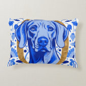 Weimaraner peering thru the letter "O" in Gold Accent Kussen (Achterkant)