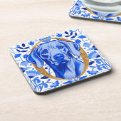 Weimaraner peering thru the letter "O" in Gold Bier Onderzetter (Linkerzijde)