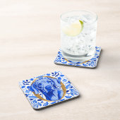 Weimaraner peering thru the letter "O" in Gold Bier Onderzetter (Rechterzijde)