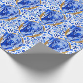 Weimaraner peering thru the letter "O" in Gold Cadeaupapier (Hoek)