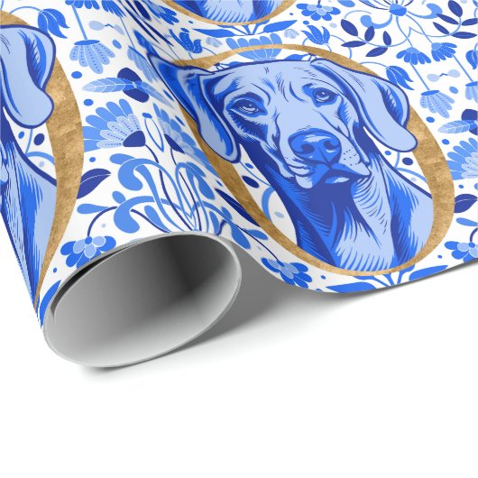 Weimaraner peering thru the letter "O" in Gold Cadeaupapier (Rol Hoek)