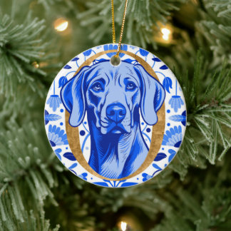 Weimaraner peering thru the letter "O" in Gold Keramisch Ornament