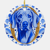 Weimaraner peering thru the letter "O" in Gold Keramisch Ornament (Achterkant)