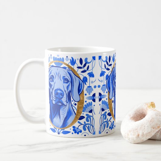 Weimaraner peering thru the letter "O" in Gold Koffiemok (Met donut)