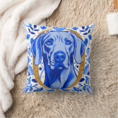 Weimaraner peering thru the letter "O" in Gold Kussen (Deken)