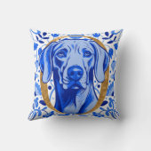 Weimaraner peering thru the letter "O" in Gold Kussen (Achterkant)