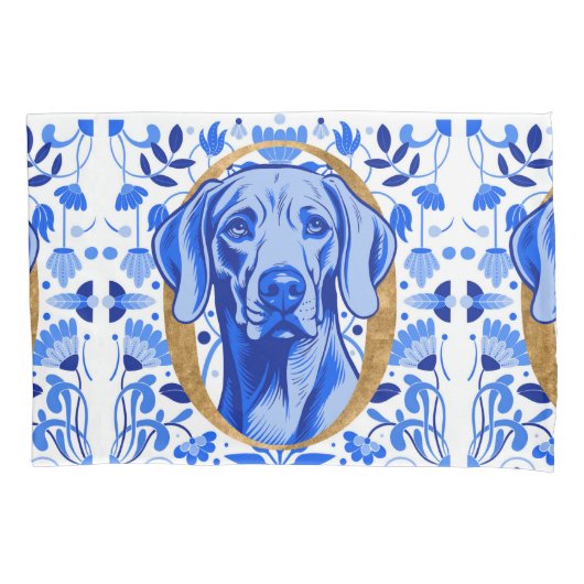 Weimaraner peering thru the letter "O" in Gold Kussensloop (Voorkant)