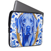 Weimaraner peering thru the letter "O" in Gold Laptop Sleeve (Voorkant Rechts)