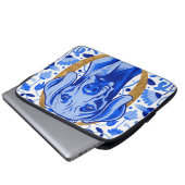 Weimaraner peering thru the letter "O" in Gold Laptop Sleeve (Voorkant onderkant)