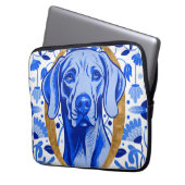Weimaraner peering thru the letter "O" in Gold Laptop Sleeve (Voorkant Links)