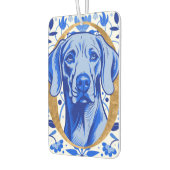 Weimaraner peering thru the letter "O" in Gold Luchtverfrisser (Links)