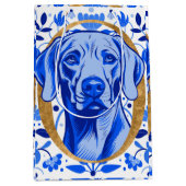 Weimaraner peering thru the letter "O" in Gold Medium Cadeauzakje (Voorkant)