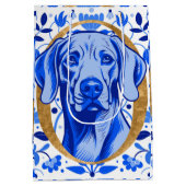 Weimaraner peering thru the letter "O" in Gold Medium Cadeauzakje (Achterkant)