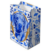 Weimaraner peering thru the letter "O" in Gold Medium Cadeauzakje (Achterkant Gekanteld)