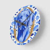 Weimaraner peering thru the letter "O" in Gold Ronde Klok (Hoek)