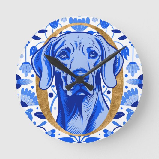 Weimaraner peering thru the letter "O" in Gold Ronde Klok (Voorkant)