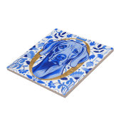 Weimaraner peering thru the letter "O" in Gold Tegeltje (Zijkant)