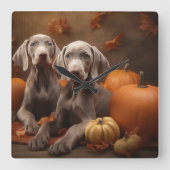 Weimaraner Puppy Herfst Delight Pompoen Vierkante Klok (Voorkant)