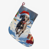 Weimaraner Rent in de Sneeuw met Kerstmuts Grote Kerstsok (Voorkant (Hangend))