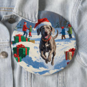 Weimaraner Rent in de Sneeuw met Kerstmuts Ronde Button 6,0 Cm (In situ)