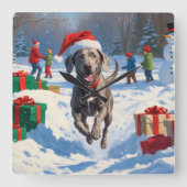 Weimaraner Rent in de Sneeuw met Kerstmuts Vierkante Klok (Voorkant)