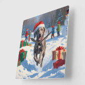 Weimaraner Rent in de Sneeuw met Kerstmuts Vierkante Klok (Hoek)
